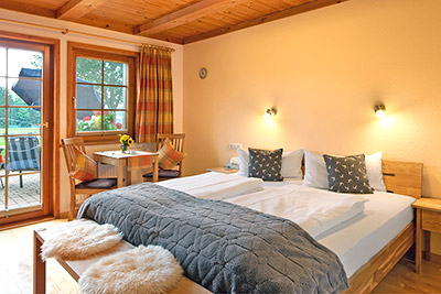 Schlafzimmer mit Doppelbett