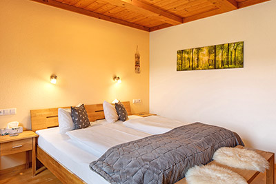 Schlafzimmer mit Doppelbett