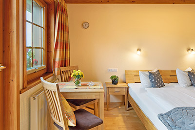 Schlafzimmer mit Doppelbett