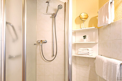 Bad mit Dusche und WC