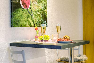 Komplett ausgestattete Küche mit Stehtisch