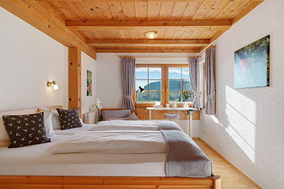 Schlafzimmer mit Doppelbett und Arbeitsbereich