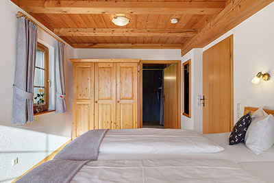 Schlafzimmer mit Doppelbett und Arbeitsbereich