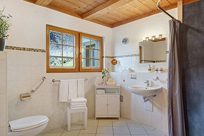 Bad mit Dusche und WC