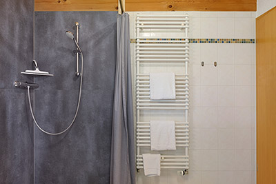 Bad mit Dusche und WC