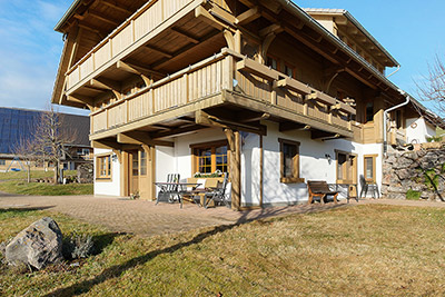 Südterrasse mit überdachtem Sitzbereich