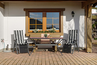 Südterrasse mit überdachtem Sitzbereich