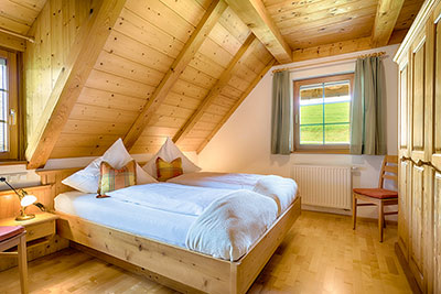 Schlafzimmer mit Doppelbett