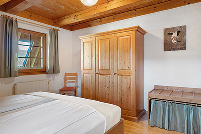 Schlafzimmer mit Doppelbett