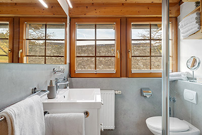 Bad mit Dusche und WC