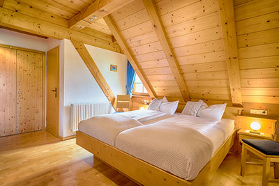 Schlafzimmer mit Doppelbett